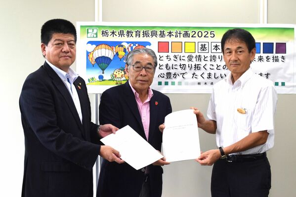 阿久澤県教育長（右）に要望書や意見書を手渡す石坂市長（中央）と櫛毛市議会議長＝６日午前、県庁南別館