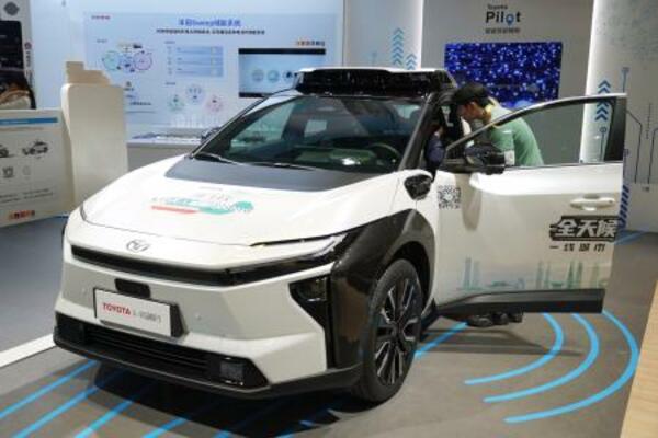 　「中国国際輸入博覧会」のトヨタのブースで展示された、中国の小馬智行（ポニー・エーアイ）と共同開発したロボタクシー＝２０２５年１１月、中国上海市（共同）
