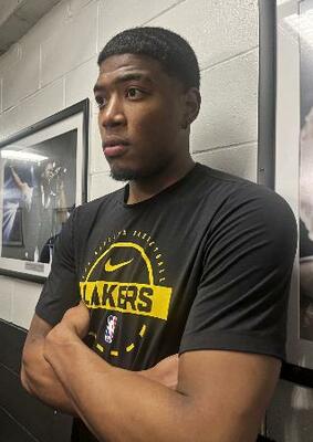 　取材に応じる米プロバスケットボールＮＢＡ、レーカーズの八村塁＝３日、ニューヨーク（共同）
