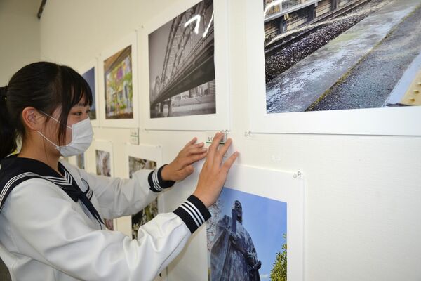 写真展の準備をするあしもり隊写真部のメンバー