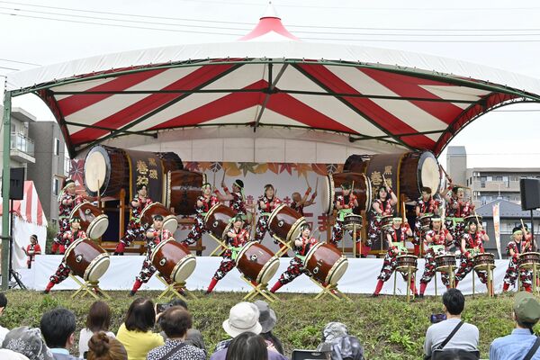 ステージ上で披露された太鼓演奏