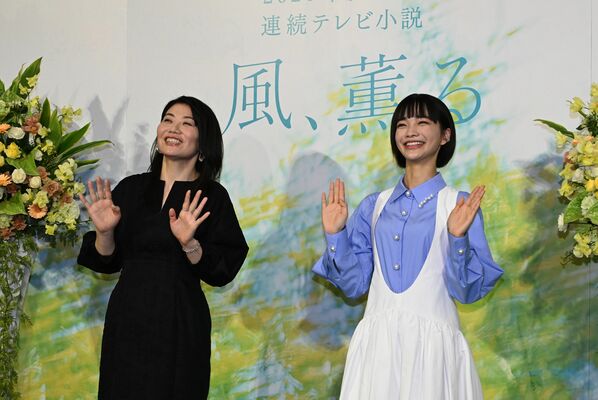 会見で笑顔を見せる主演の見上さん（右）と作者の吉澤さん＝24日午前11時40分、東京都渋谷区