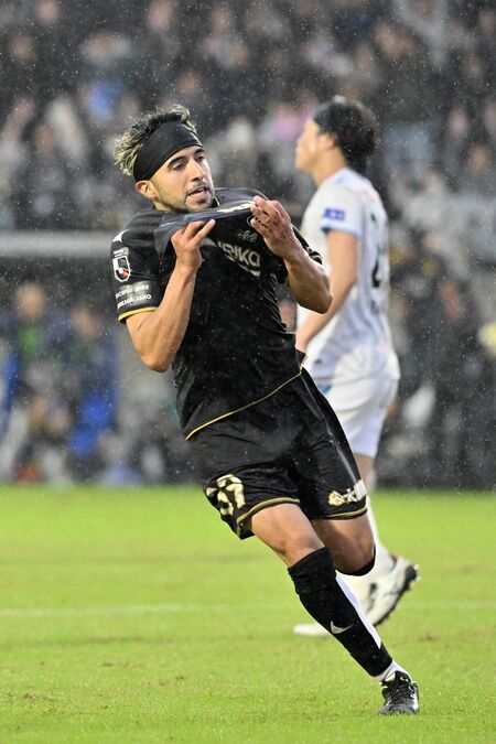 後半追加タイム、シュートを決め、喜ぶ栃木シティのＦＷバスケス＝10月25日の八戸戦から、ＣＦＳ、磯真奈美撮影