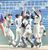 全日本大会への出場を決め、マウンドで喜ぶ作新の選手たち＝エイジェックスタジアム、加藤竜矢撮影