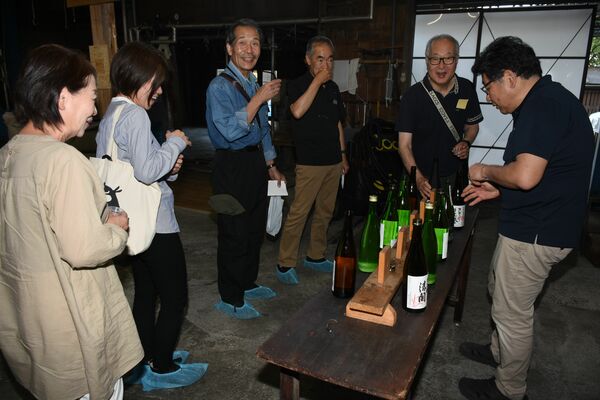 コンサートの休憩中に日本酒試飲を楽しむ参加者＝５月１７日、日光市