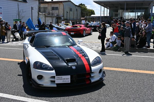 黒磯駅周辺をパレードするスーパーカー