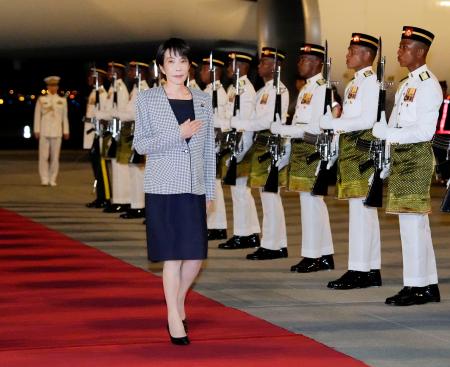 ASEAN関連首脳会議に出席するため、マレーシアのクアラルンプール国際空港に到着した高市首相=25日(共同)