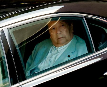 　首相公邸を出る村上総務相＝７日