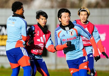 　スコットランド戦に向け調整する三笘（左から２人目）ら＝ダンバートン（共同）