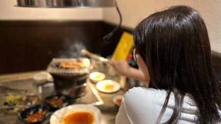 台北市内の焼き肉店で、一人焼き肉を楽しむ客=7月2日