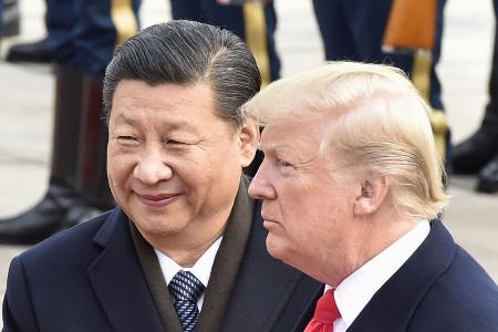 　２０１７年１１月、訪中したトランプ米大統領（右）と中国の習近平国家主席＝北京の人民大会堂（共同）