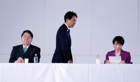 　名古屋市で行われた自民党総裁選の演説会に臨む（左から）林官房長官、小泉農相、高市前経済安保相＝２６日
