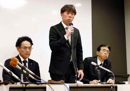 　新潟市の北越高で開かれた記者会見で、磐越道バス事故の経緯を説明する男子ソフトテニス部の寺尾宏治顧問（中央）＝１０日午後