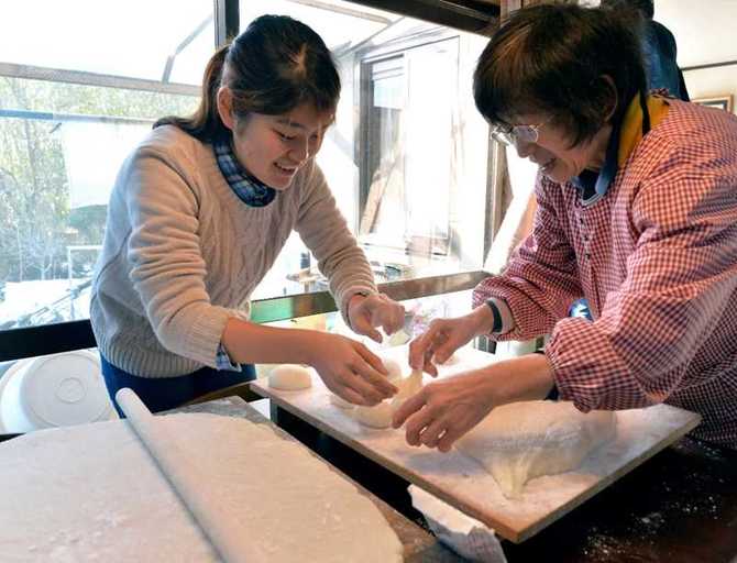 正月に備え鏡餅を作る小河原沙織さん(左)。パートで働く母、順子さん(右)の体調を気遣う=2013年12月30日、福島県西郷村