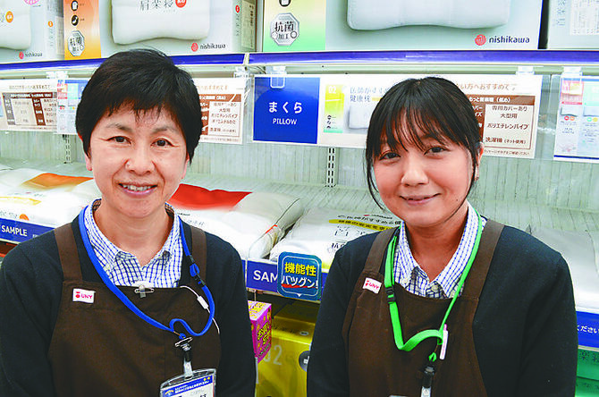 「寝具の悩みを解決します」と小林さん（左）と佐藤さん