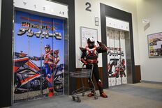 エレベーターをご当地ヒーローにラッピング　子育て応援で小山のイオン