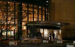 図書館で人刺され、男確保