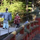 日光で迎春準備　恒例のすす払い、朱色の神橋きれいに