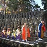 羅漢像500体超を奉納　“素人仏師”の会が29年かけ彫る　思いさまざま…