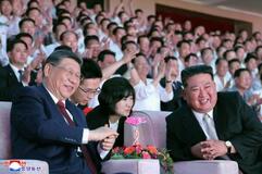 習近平氏、平壌で珍しい眼鏡姿