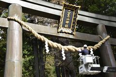 日光二荒山神社に大しめ縄　９ｍの大鳥居に取り付け