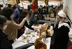 クラフト製品を求めてにぎわう 