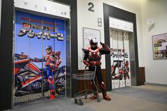 エレベーターをご当地ヒーローにラッピング　子育て応援で小山のイオン