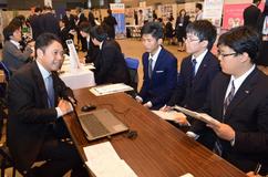 求人説明会に６７２人来場宇都宮　１５０社参加、きょう選考解禁