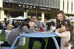 家族連れにぎわう