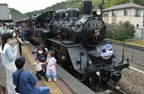 未成線「長倉線」のヘッドマーク付きSL