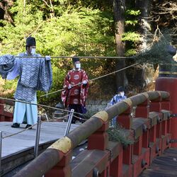 日光で迎春準備　恒例のすす払い、朱色の神橋きれいに