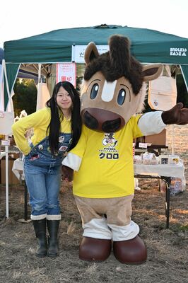 黒田原地区のマスコットキャラクターのクロロ(右)とゆめな