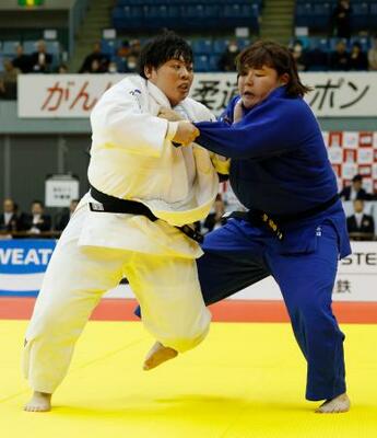 　女子７８キロ超級決勝　冨田若春（右）を攻める素根輝。復帰戦で初優勝＝千葉ポートアリーナ