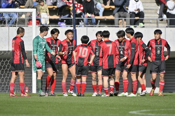 前半13分、先制され、集まって声をかけ合う矢板中央イレブン＝千葉市のフクダ電子アリーナ