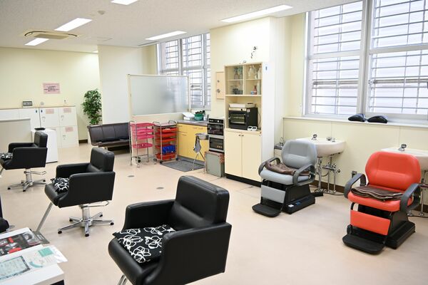 美容師免許を取得した受刑者が一般女性客の髪を切る「ニューあさひ美容室」の店内
