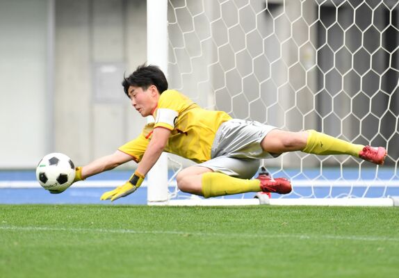 サッカー男子決勝　ＰＫ戦で真岡のＧＫ栗田が７人目のシュートを止める＝カンセキスタジアムとちぎ