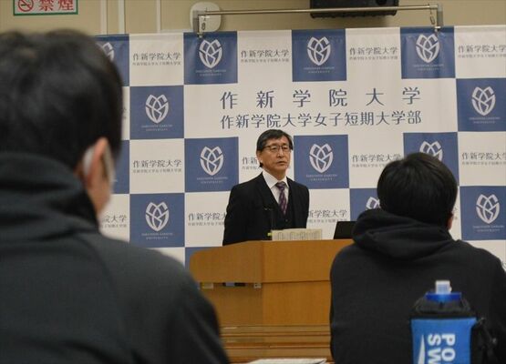 新聞の役割などについて大学生に講演する若菜社長＝30日午前、作新学院大