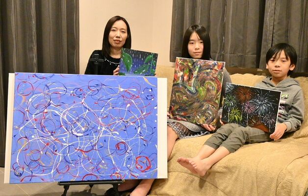 初の個展を開く野元さん（中央）