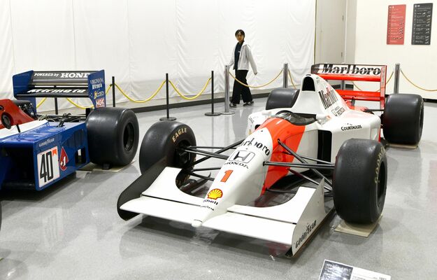 Ｆ１カーを展示している館内