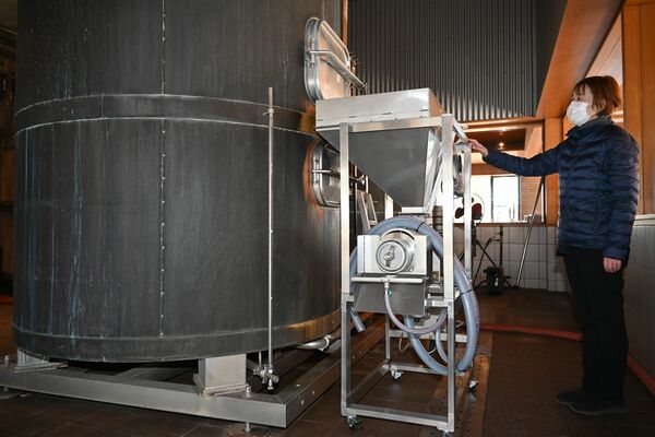 麦芽粕の水分含有量を２０％にまで減らす可動式の脱水機械＝那須町