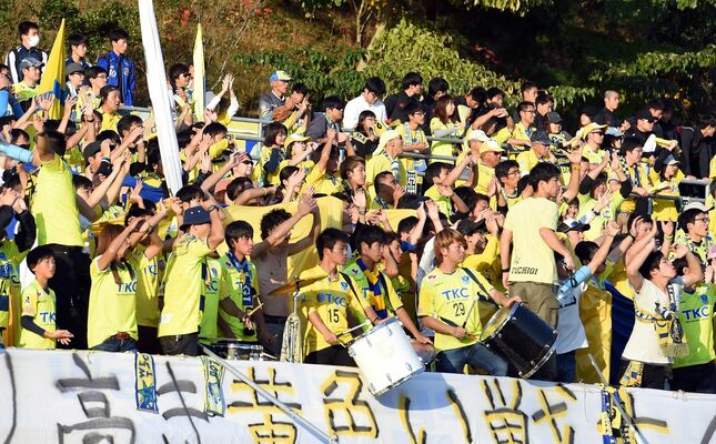 本拠地最終戦を迎え選手たちに声援を送るサポーター＝11日午後３時15分、県グリーンスタジアム