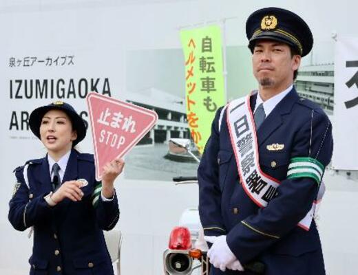 大阪府警南堺署の一日署長に就任した東北楽天ゴールデンイーグルスの前田健太投手(右)=25日午後、堺市