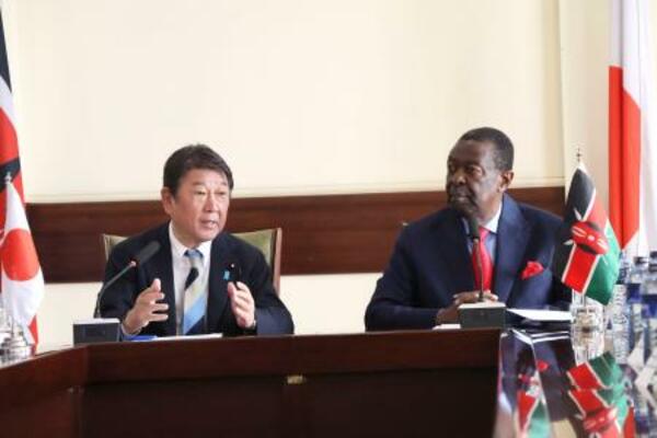 　ケニアのムダバディ外相（右）と会談する茂木外相＝３日、ナイロビ（共同）