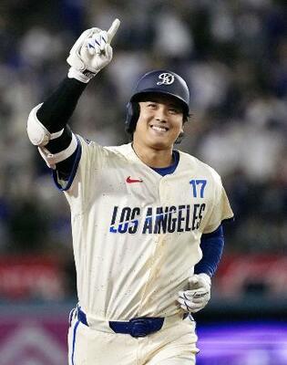 ホームランを放ち、笑顔で塁を回るドジャース・大谷=20日、ロサンゼルス(共同)