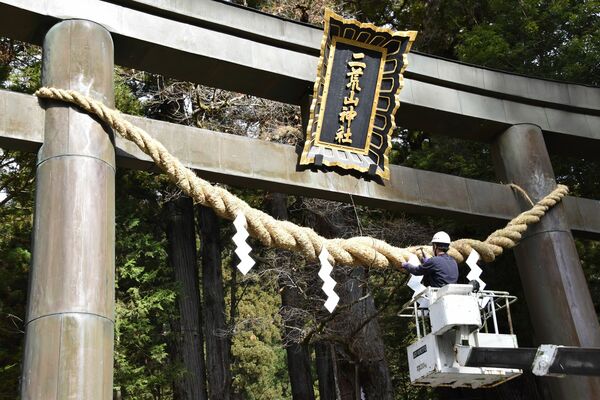 大鳥居に取り付けられた大しめ縄
