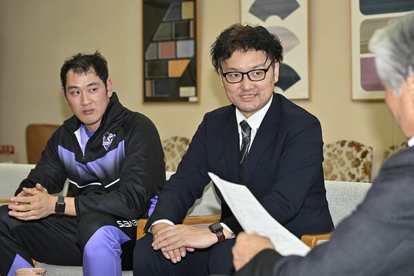 チーム開幕戦への意気込みを語るレーヴィス栃木の河野監督（中央）。左は奥村選手兼コーチ