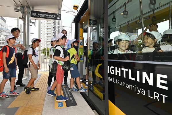 昨年９月に社会科見学でＬＲＴに乗車する今泉小の児童たち