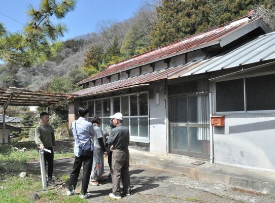 野上地区で空き家を見学する参加者たち