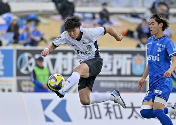 前半４分、栃木ＳＣのＦＷ菅原（右）がシュートを放つ＝静岡県沼津市の愛鷹広域公園多目的競技場、森田大地撮影