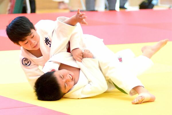 団体　未来塾－矢板市決勝　五十嵐（未来塾）－手塚（矢板市）先鋒戦　五十嵐（上）が内股で一本勝ち＝ユウケイ武道館